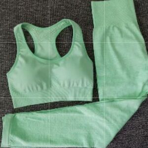 NWOT GREEN YOGA SPORT SET M
